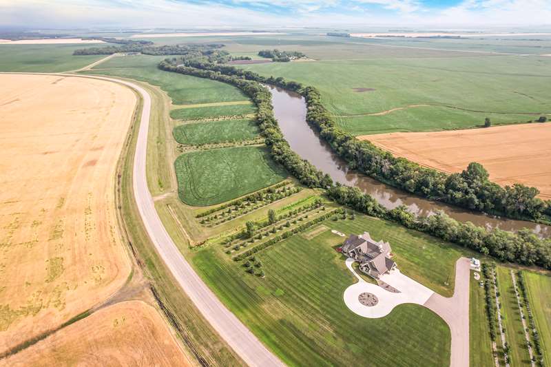 Lots run along the Red River on the North Dakota side.